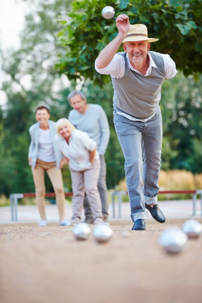 Logements seniors retraités avec terrains de loisirs partagés, potager, verger, pétanque, aire de jeux pour petits-enfants